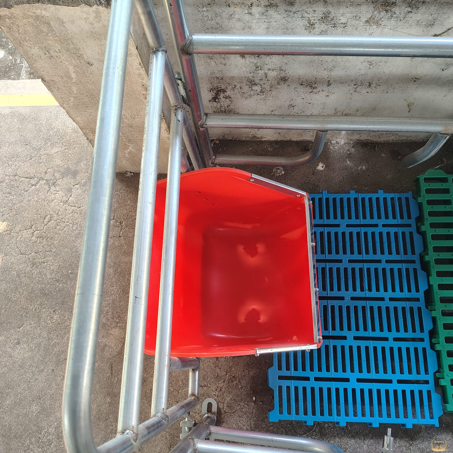 The Large Pig Feeder Is Made Of High Quality Pp Material, Thickened, Strong And Durable.