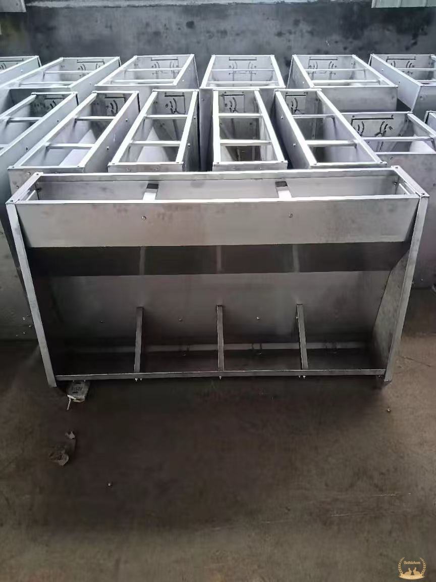 The adjustable height of feeding platform, guarantee the pig to eat the fresh feed\\\\\\\\r\\\\\\\\n2. Improve the feed conversion rate, reduce the waste of feed, an additional 5%\\\\\\\\r\\\\\\\\n3. 304 stainless steel material, thickness of 1.5 mm, the overall welding, firm structure and reliable