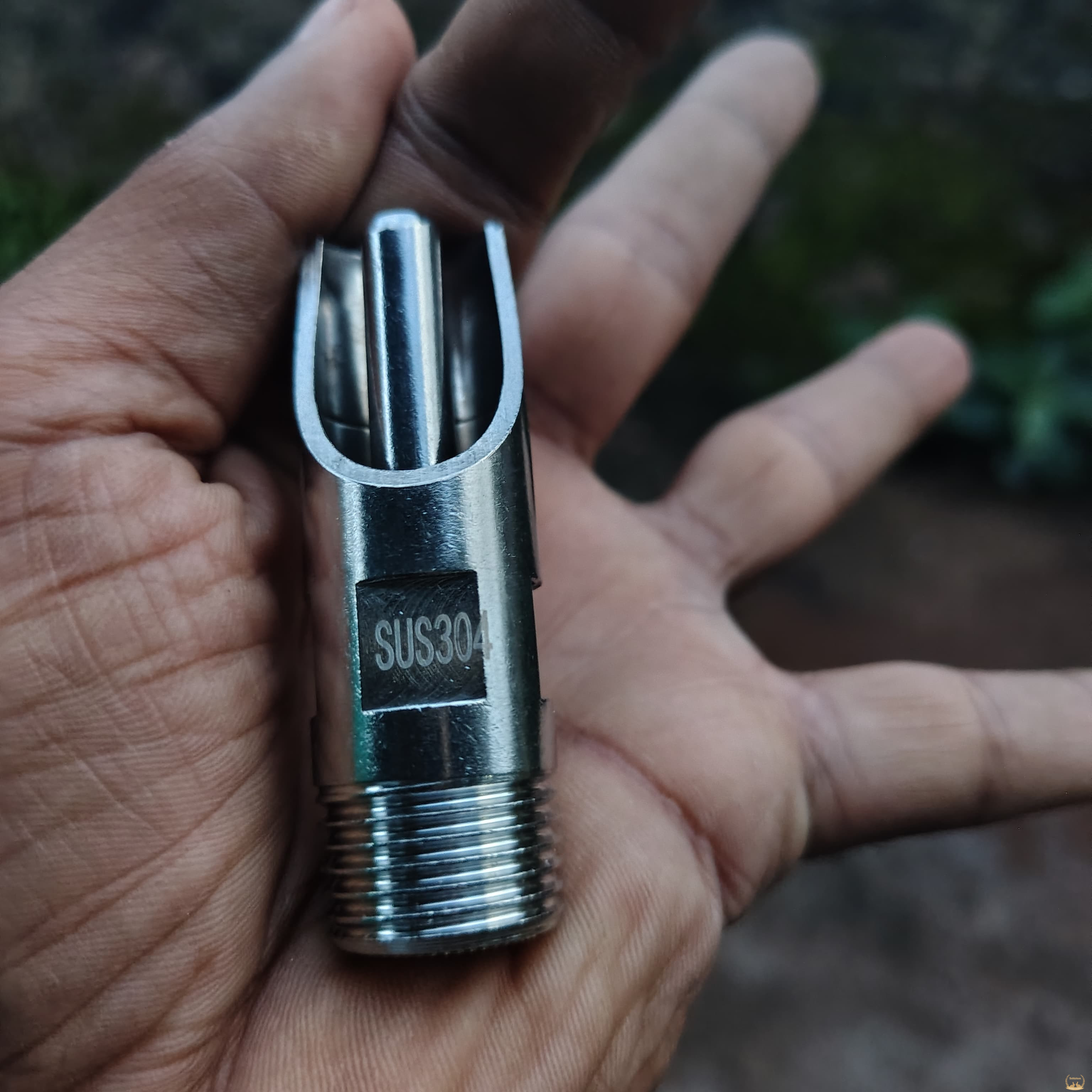 High-quality 304 stainless steel pig nipple drinker for automatic water feeding. Rustproof, durable, hygienic solution for pigs, sows, and piglets.